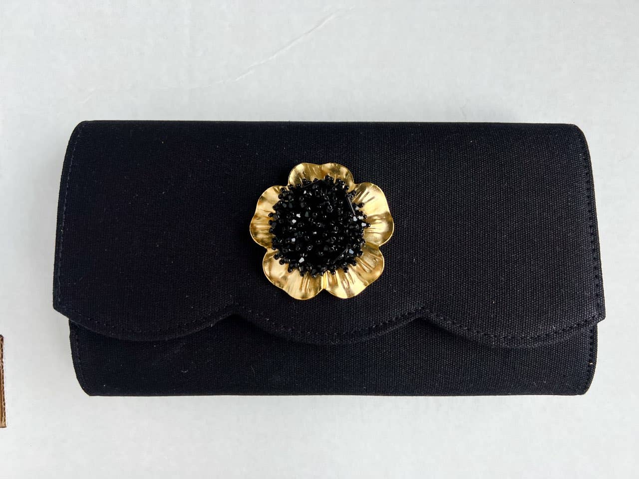 Black Scallop Avery with Charms: RS Knot