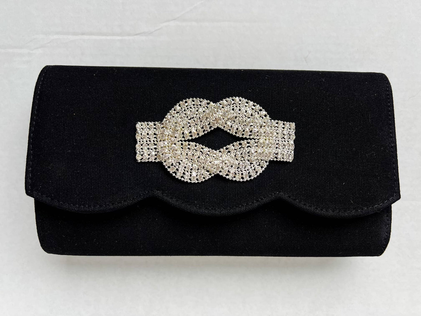 Black Scallop Avery with Charms: RS Knot
