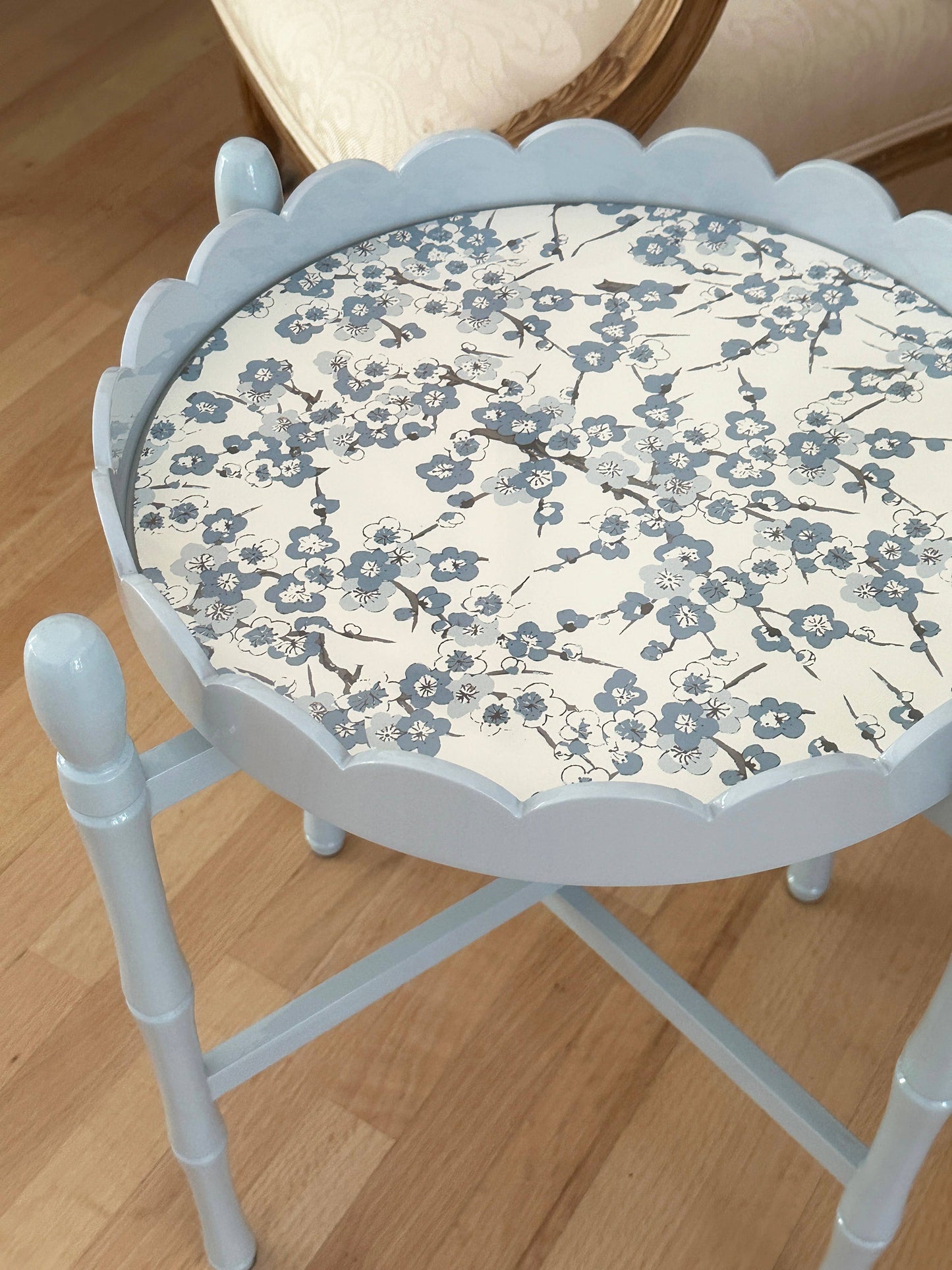 SKY SCALLOP TRAY TABLE