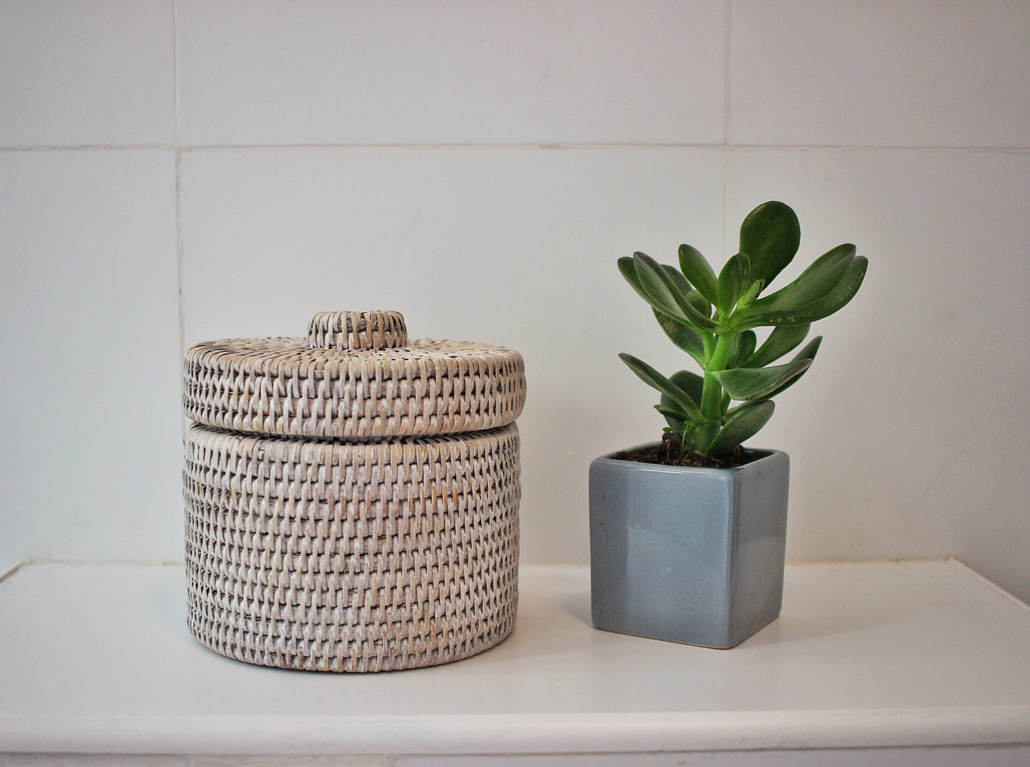 Rattan Round Single Tissue Roll Box: Honey Brown