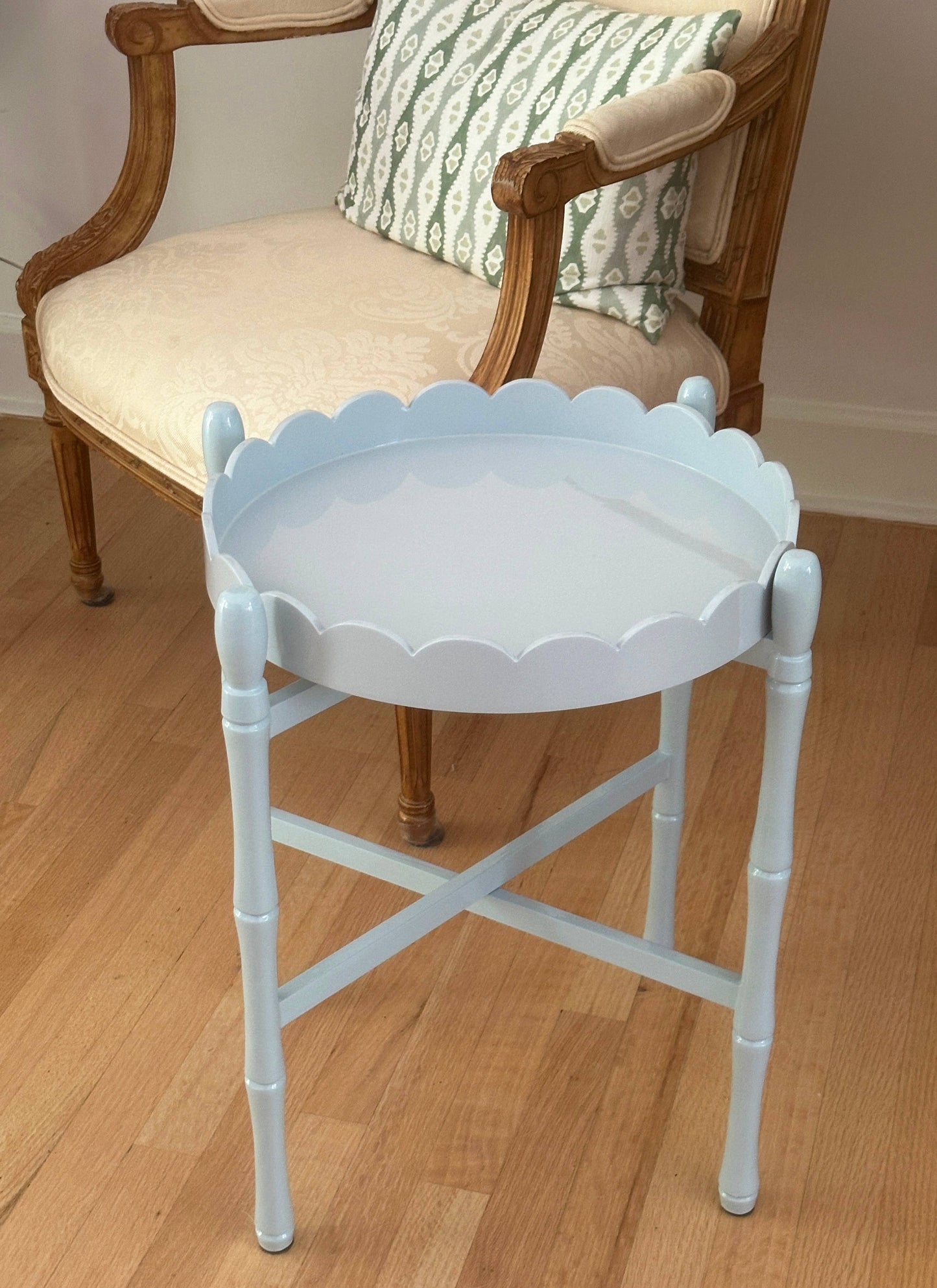 SKY SCALLOP TRAY TABLE