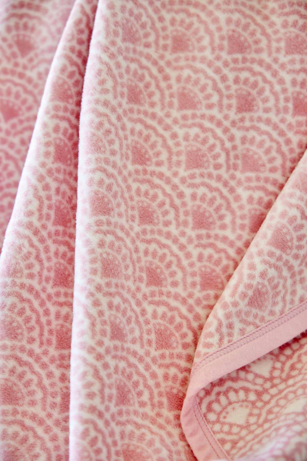 Seaside Scallops Blush Blanket: Original